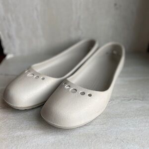 Crocs white slip on Taylor ballet flat slip on 11
